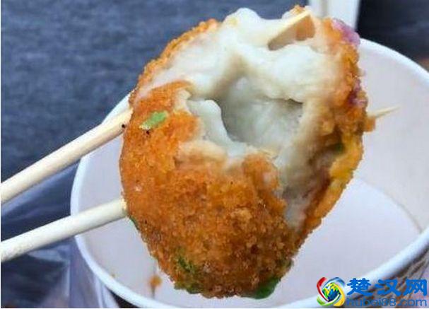 90后小夫妻推车卖小吃，顾客只看不买，老婆想1招很快被抢光！