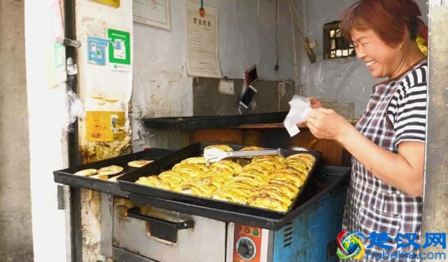 夫妻30年卖“奇特”小吃，3元1个不够卖，顾客：比吃肉还美味