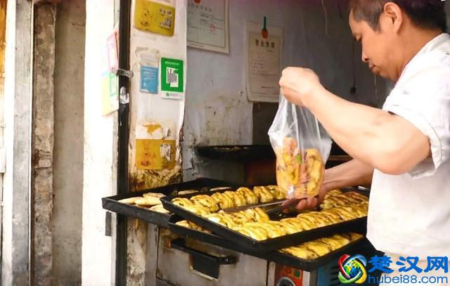 夫妻30年卖“奇特”小吃，3元1个不够卖，顾客：比吃肉还美味