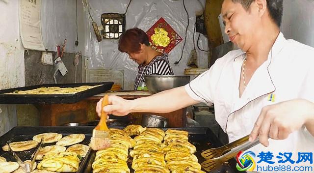 夫妻30年卖“奇特”小吃，3元1个不够卖，顾客：比吃肉还美味