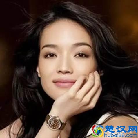 爱过莫文蔚拥过徐若瑄，风流才子冯德伦终牵手情丝缠绕的性感舒淇