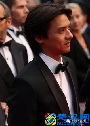 爱过莫文蔚拥过徐若瑄，风流才子冯德伦终牵手情丝缠绕的性感舒淇