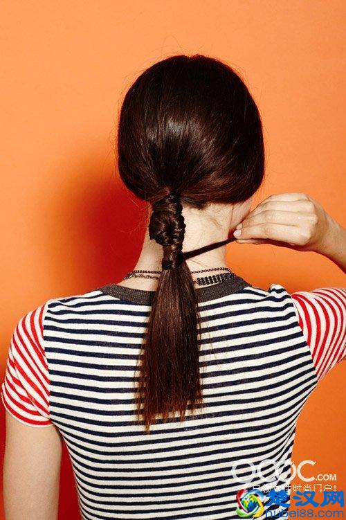 马尾扎成这样，配什么衣服都漂亮！