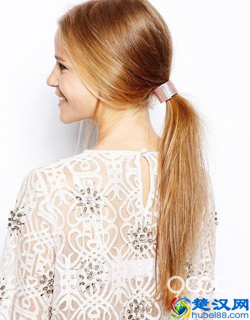 马尾扎成这样，配什么衣服都漂亮！