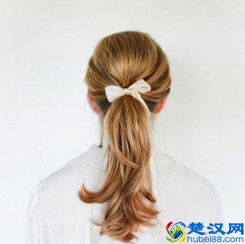 马尾扎成这样，配什么衣服都漂亮！