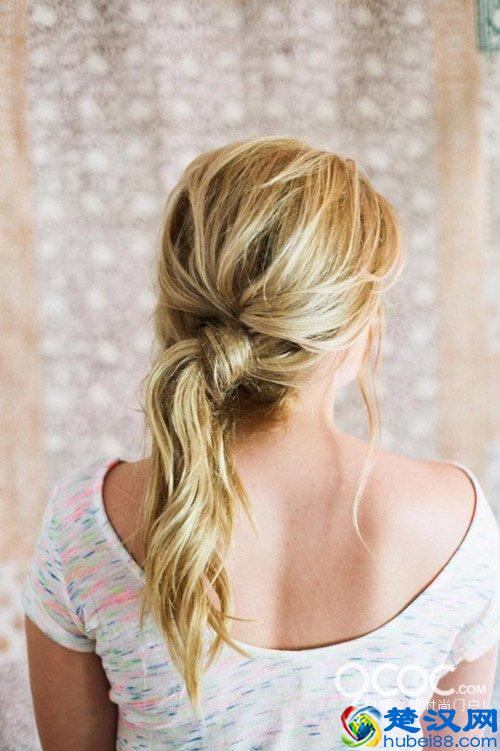 马尾扎成这样，配什么衣服都漂亮！