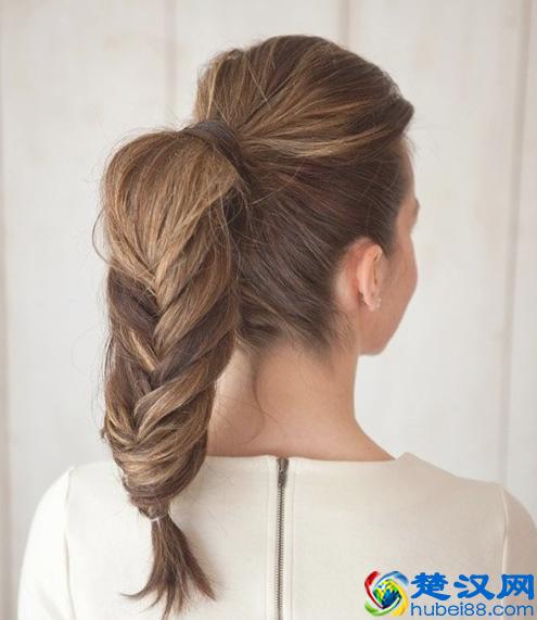 马尾扎成这样，配什么衣服都漂亮！