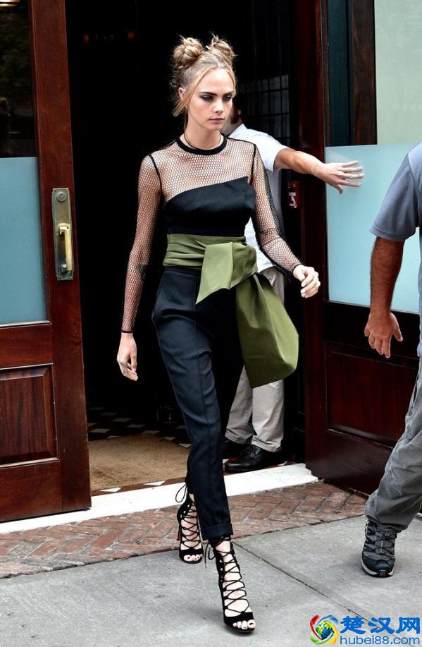 不可缺少的黑色裤子搭配什么上衣好看呢？