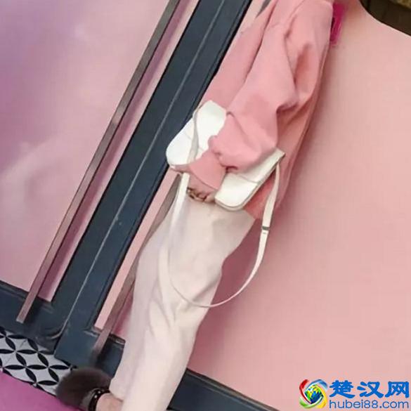 粉色卫衣应该搭配什么样的裤子，小伙伴，这里有什么好的建议！