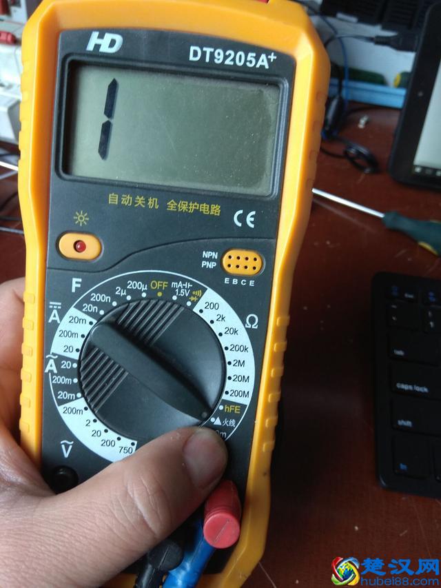 电工知识：家里3种电线一样的颜色，怎么区分火线零线和地线？