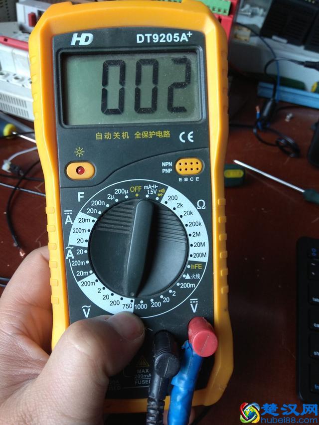 电工知识：家里3种电线一样的颜色，怎么区分火线零线和地线？