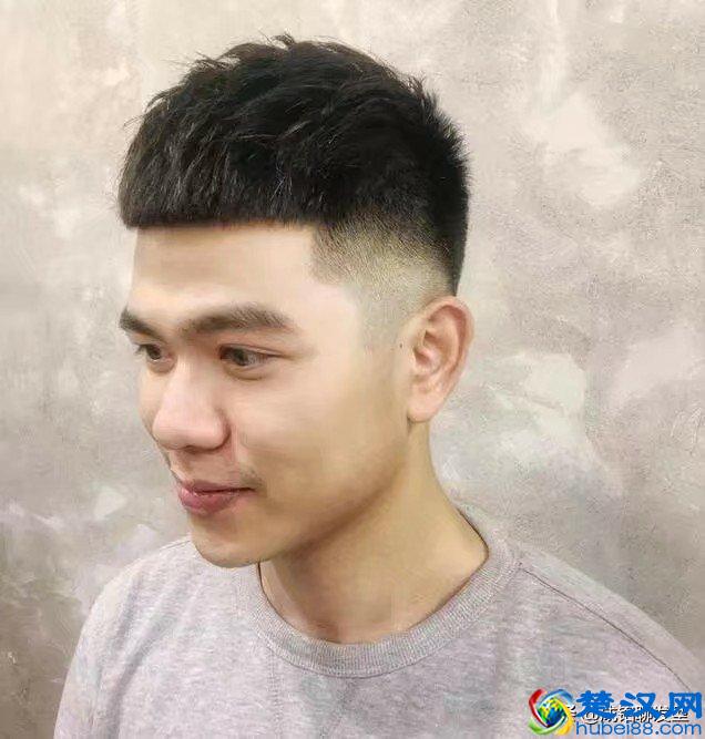 男生必读：头发硬且两边容易翘起来的男生适合留什么发型？