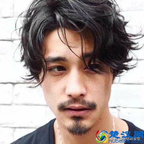 男生必读：头发硬且两边容易翘起来的男生适合留什么发型？