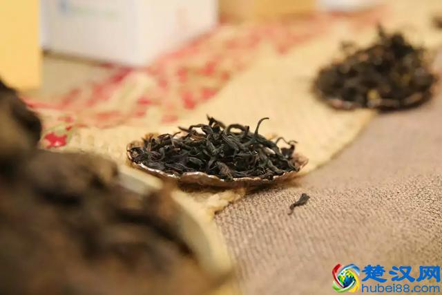 排长龙都要买的奶茶，用的到底是什么“茶”呢？