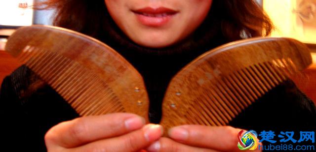 谭木匠卖梳子，一年卖了3个亿，毛利率超60%，海外市场很尴尬