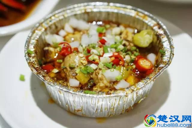 烤脑花天天排队 原来是脑花酱做的香（餐创中国）