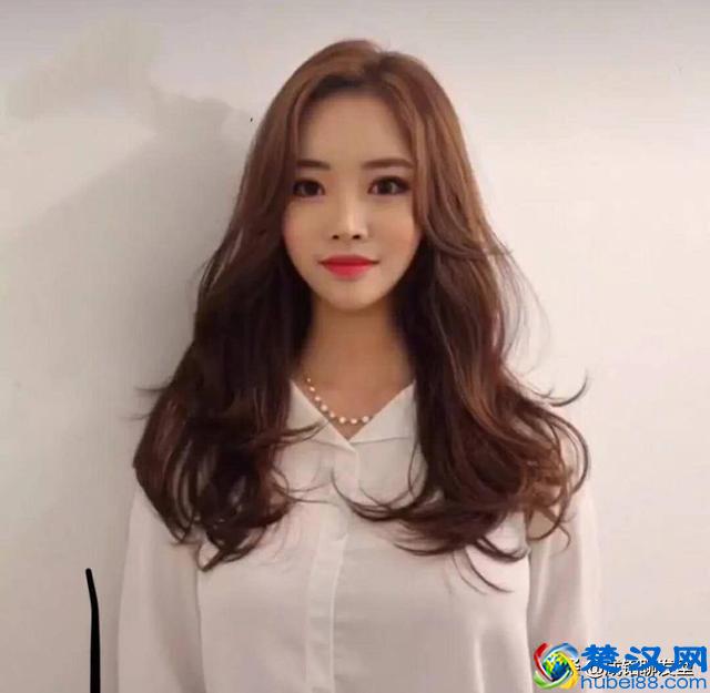 圆脸长发的三十岁女性，做什么发型好看？