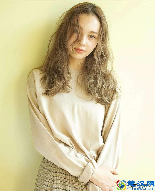 圆脸长发的三十岁女性，做什么发型好看？