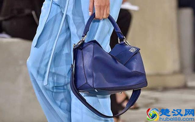 男同志背上一样帅气的单肩包，5种背法怎么都有型