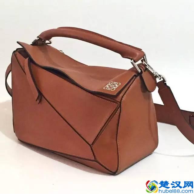 男同志背上一样帅气的单肩包，5种背法怎么都有型