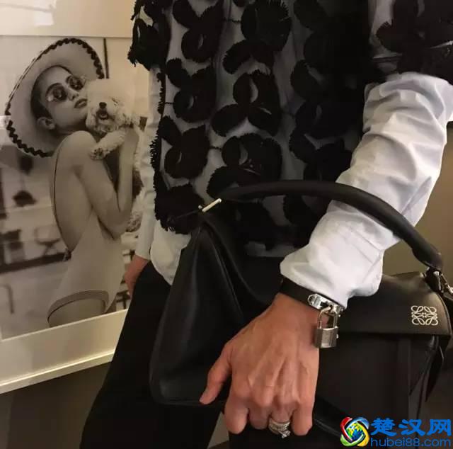 男同志背上一样帅气的单肩包，5种背法怎么都有型