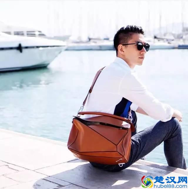 男同志背上一样帅气的单肩包，5种背法怎么都有型