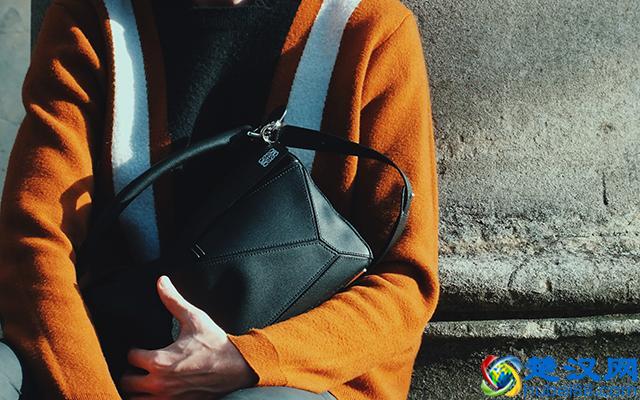 男同志背上一样帅气的单肩包，5种背法怎么都有型
