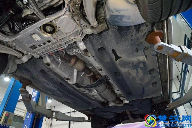 虽然夏朗底盘还是老平台，但用料水平可比现款大众强多了