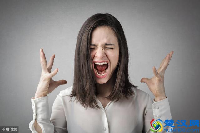 用PPT模板，做完发现底部有备注，删了俩小时，大神5秒解决