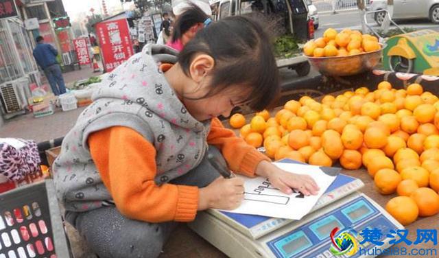 农村夫妻俩打工月挣万元，为啥辞职回乡做流动摊生意？自由还快乐