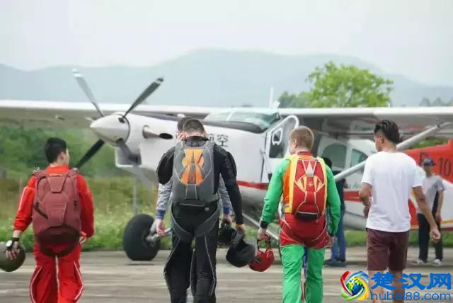 把跳伞作为爱好要花多少钱?