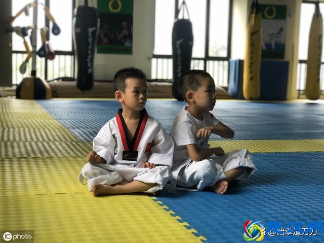 我想学跆拳道，报名学跆拳道的话得花多少钱？