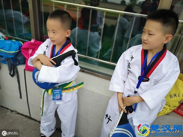 我想学跆拳道，报名学跆拳道的话得花多少钱？