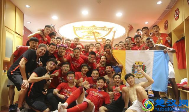 你知道足球比赛中场休息的15分钟球员们都在干嘛吗?