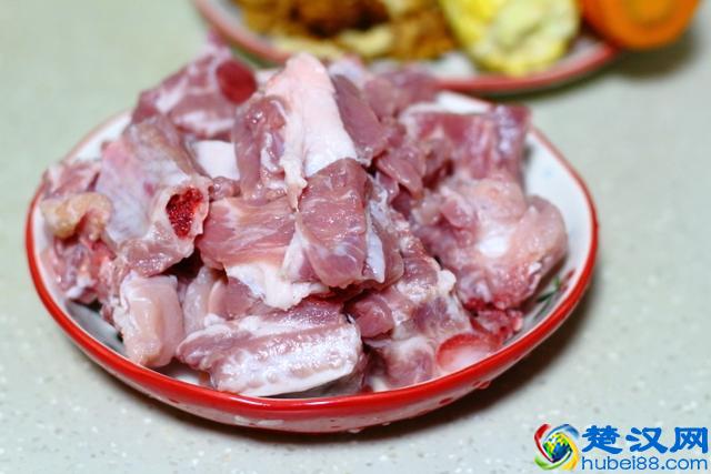 炖排骨汤时，掌握好小窍门，汤鲜肉嫩，夏天喝滋补不油腻