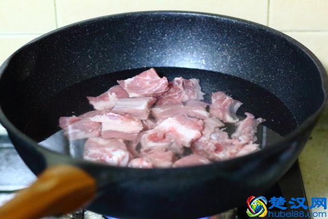 炖排骨汤时，掌握好小窍门，汤鲜肉嫩，夏天喝滋补不油腻