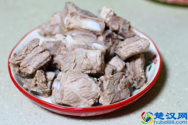 炖排骨汤时，掌握好小窍门，汤鲜肉嫩，夏天喝滋补不油腻