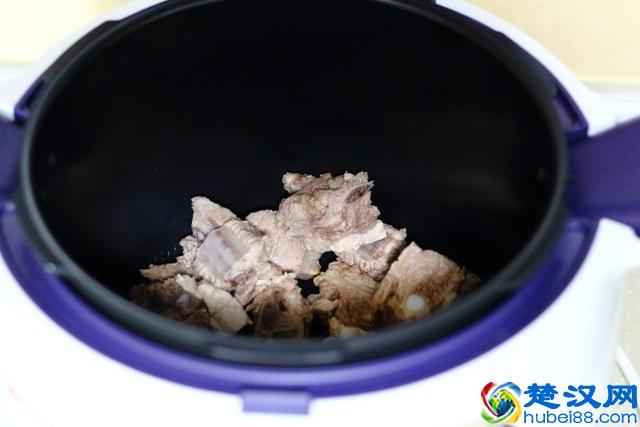 炖排骨汤时，掌握好小窍门，汤鲜肉嫩，夏天喝滋补不油腻