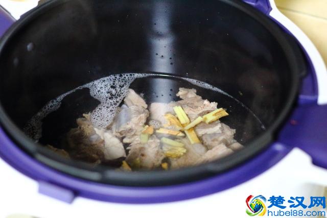 炖排骨汤时，掌握好小窍门，汤鲜肉嫩，夏天喝滋补不油腻