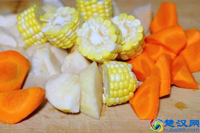 炖排骨汤时，掌握好小窍门，汤鲜肉嫩，夏天喝滋补不油腻