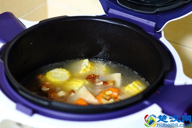 炖排骨汤时，掌握好小窍门，汤鲜肉嫩，夏天喝滋补不油腻