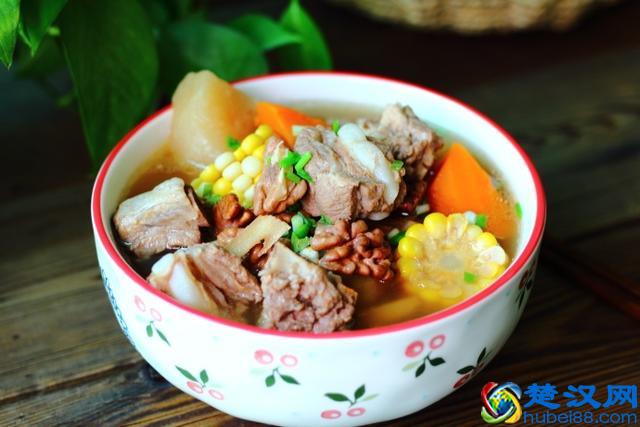 炖排骨汤时，掌握好小窍门，汤鲜肉嫩，夏天喝滋补不油腻