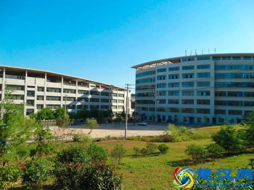 各类重点学科很多，比起青岛理工，青岛科技大学才是重点大学