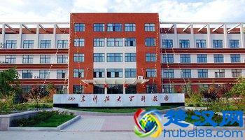 各类重点学科很多，比起青岛理工，青岛科技大学才是重点大学