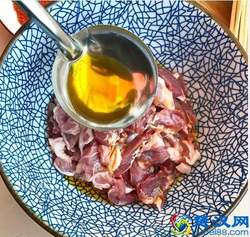 用微波炉叮三分钟，就能做出好吃的羊肉串！