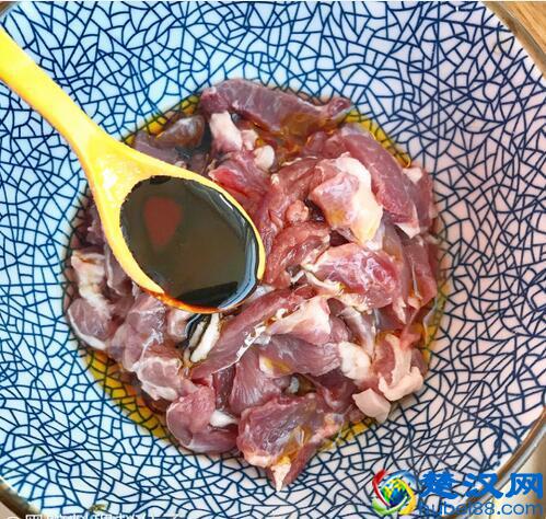 用微波炉叮三分钟，就能做出好吃的羊肉串！