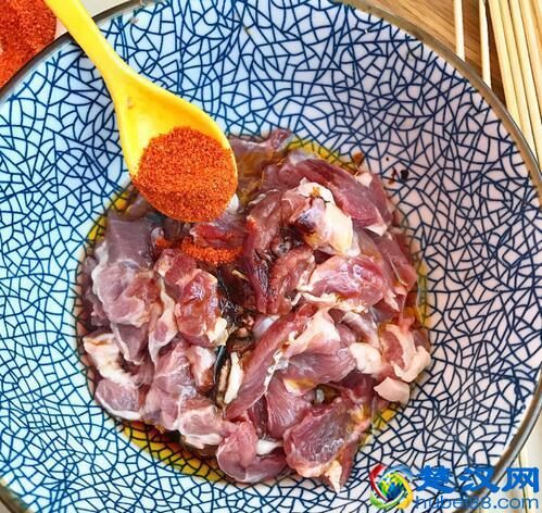 用微波炉叮三分钟，就能做出好吃的羊肉串！