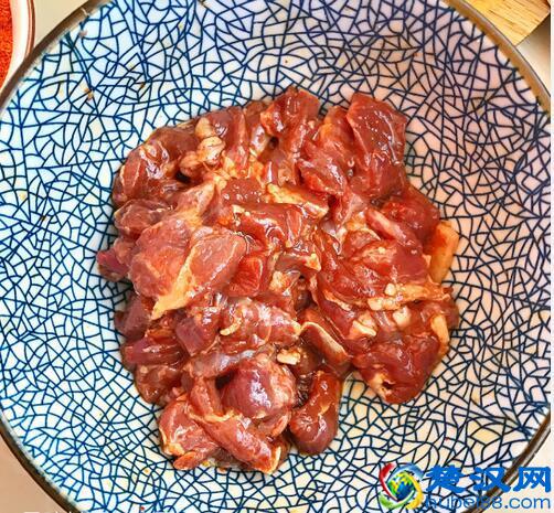 用微波炉叮三分钟，就能做出好吃的羊肉串！