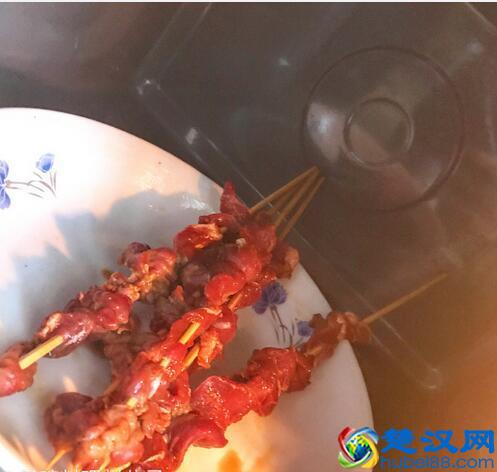 用微波炉叮三分钟，就能做出好吃的羊肉串！