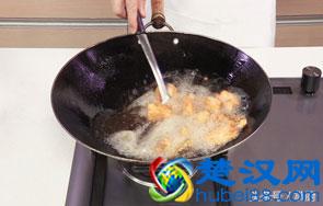 红烧鲢鱼的家常做法，简单两步好吃入味，零厨艺也能看一遍就会